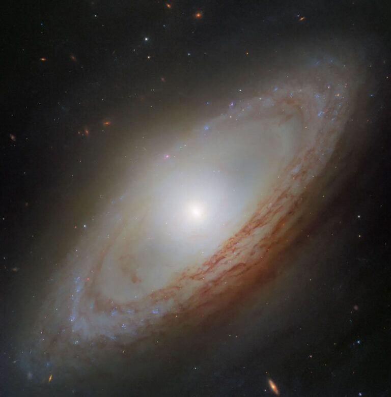 El telescopio Hubble capta una nueva imagen de una galaxia cuyo centro gira de lado